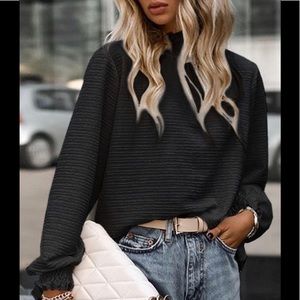 🖤Smocked neckline & cuff detail, textured top/buttoned back closure